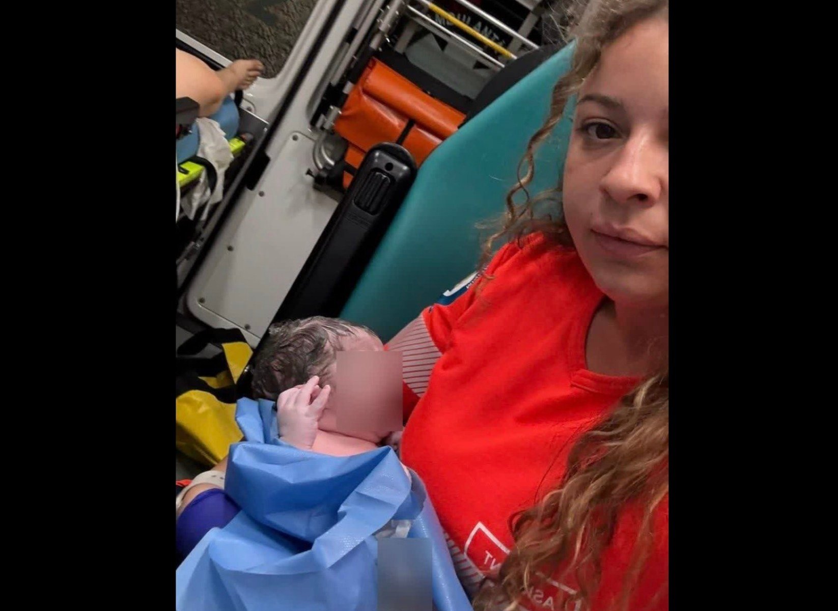 Naștere surprinzătoare a unui bebeluș în ambulanță în drum spre un spital din Capitală / DSU: ”O misiune dificilă pentru asistentă, pentru prima dată în astfel de situație”ea noastră”