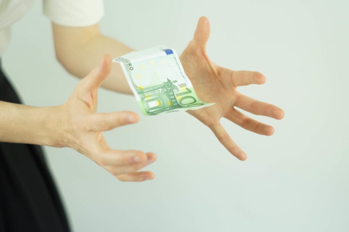 Dialog despre impactul corupției din România asupra statu-ului de drept și sobre crizele ce pun în pericol Uniunea Europeană, cu Dr. Adriana Seagle de la Universitatea Bellevue din SUAea noastră”