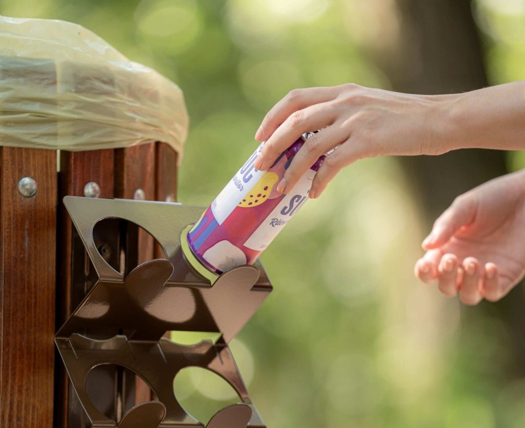 [ad_1] Un proiect inovator în Capitală introduce colectarea ambalajelor returnabile cu garanție de 50 de bănuți direct în spațiile publice, prin compartimente speciale montate pe coșurile stradale