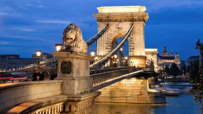 Fidesz, formațiunea politică condusă de Viktor Orban, critică decorația primarului din Budapesta pentru iluminarea unui pod peste Dunăre în culorile drapelului ucrainean de Ziua Naționalăea noastră”