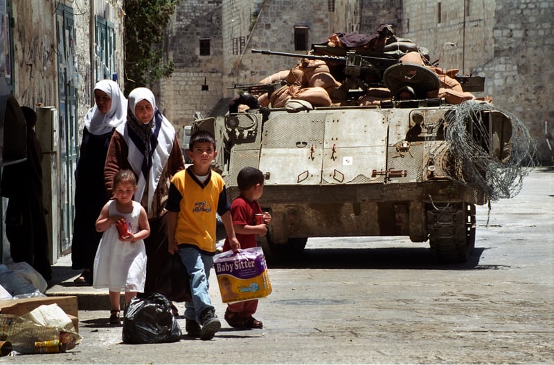 Armata israeliană promite o ofensivă fără precedent în Gaza și îndeamnă civilii să părăsească localitateaea noastră”