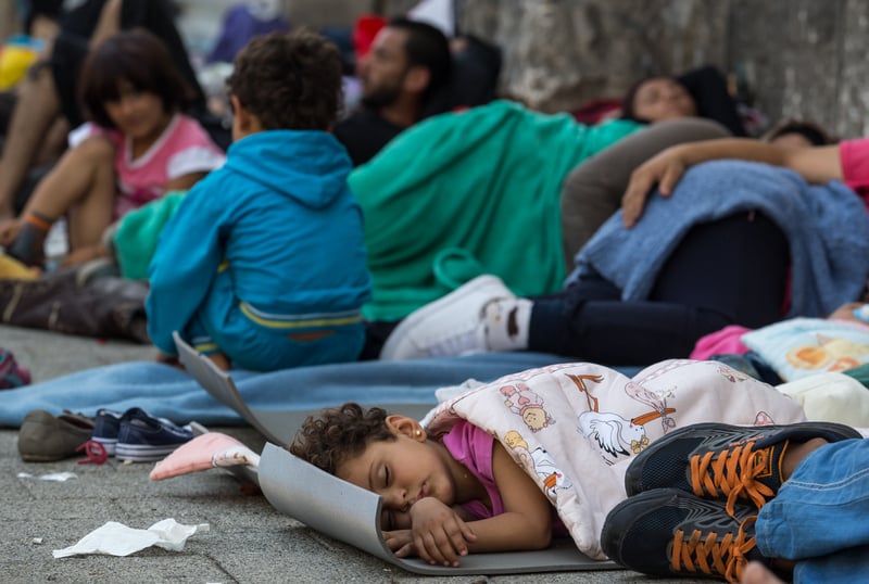 Primul migrant deportat în Franța conform acordului franco-britanic din varăea noastră”