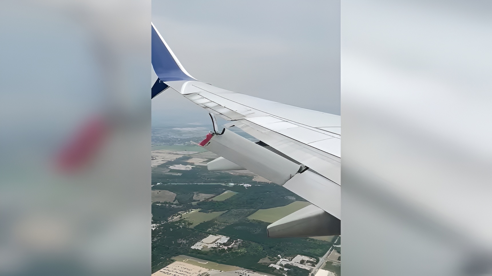 O secțiune a aripii unui avion Boeing s-a desprins în timpul zborului, punând pasagerii pe jar din cauza temerii de avarie a ampenajului flapsuluiea noastră”
