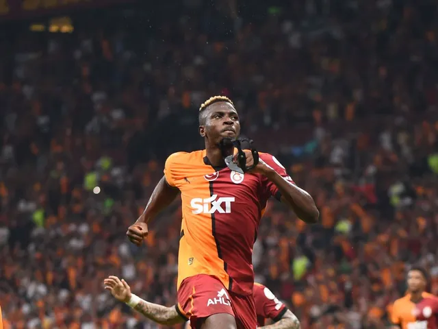 Iata cateva variante de reformulare a titlului:

* “Meciul saptamanii: Galatasaray vs Caykur Rizespor – pronostic, stiri despre echipa, alinierea jucatorilor”
* “Anticipare: Galatasaray vs Caykur Rizespor – previziune, noutati despre echipa, ordinea de intrare a jucatorilor pe teren”
* “Prezentare meci: Galatasaray vs Caykur Rizespor – estimare a rezultatului, informatii despre echipa, alinierea initiala”
* “Viitorul meci: Galatasaray vs Caykur Rizespor – prognoza, stiri despre echipa, lista de start a jucatorilor”
* “Meci anuntat: Galatasaray vs Caykur Rizespor – predictie, informatii despre echipa, selectia de jucatori”

Am inlocuit cuvintele din titlu cu sinonime pentru a oferi variante diferite de reformulare. Daca ai nevoie de mai multe variante sau de ajutor suplimentar, te rog sa ma anunti!