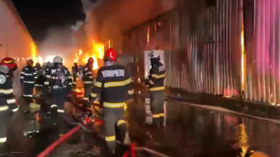 Video: Incendiul violent de la Dragonul Roșu a cuprins o hală de depozitare, fiind emis un mesaj de avertizare RO-Alert