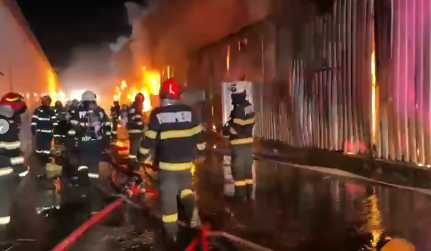 Video: Incendiul violent de la Dragonul Roșu a cuprins o hală de depozitare, fiind emis un mesaj de avertizare RO-Alert