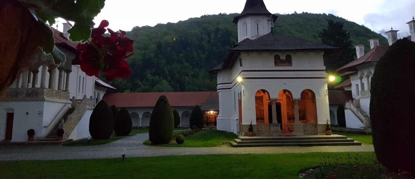 Nicușor Dan a lipsit de la Ziua Marinei pentru că se afla în vizită la Mănăstirea Sâmbăta de Sus, aproape de orașul său natal; Fundația neolegionară „Ion Gavrilă Ogoranu” organizează întâlniri anuale; președintele a generat reacții internaționale prin anunțul că va trimite în Parlament legea anti-extremism, deși Curtea Constituțională a validat-o ca fiind constituțională.ea noastră”