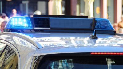 Doi ofițeri de poliție împușcați mortal și unul grav rănit în urma unui incident violențial cu un bărbat în zona izolată a statului Victoria, în nord-estul Australiei; suspectul, în continuare în fuga, este căutat de autoritățiea noastră”