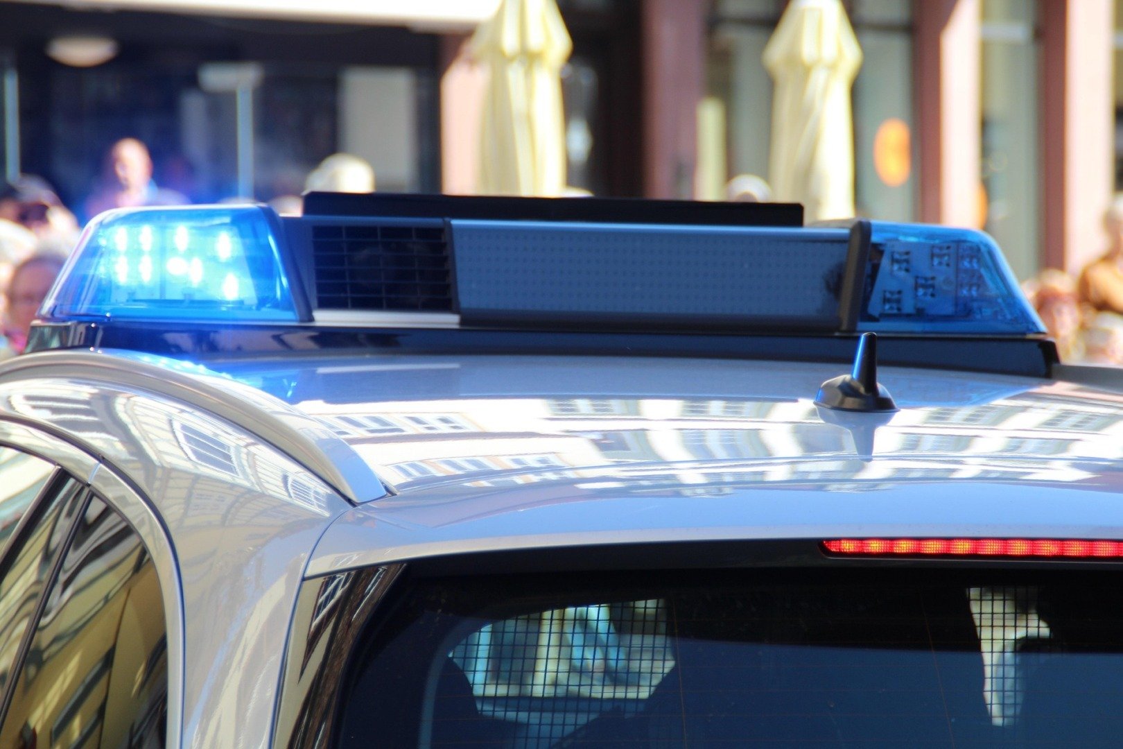 Doi ofițeri de poliție împușcați mortal și unul grav rănit în urma unui incident violențial cu un bărbat în zona izolată a statului Victoria, în nord-estul Australiei; suspectul, în continuare în fuga, este căutat de autoritățiea noastră”