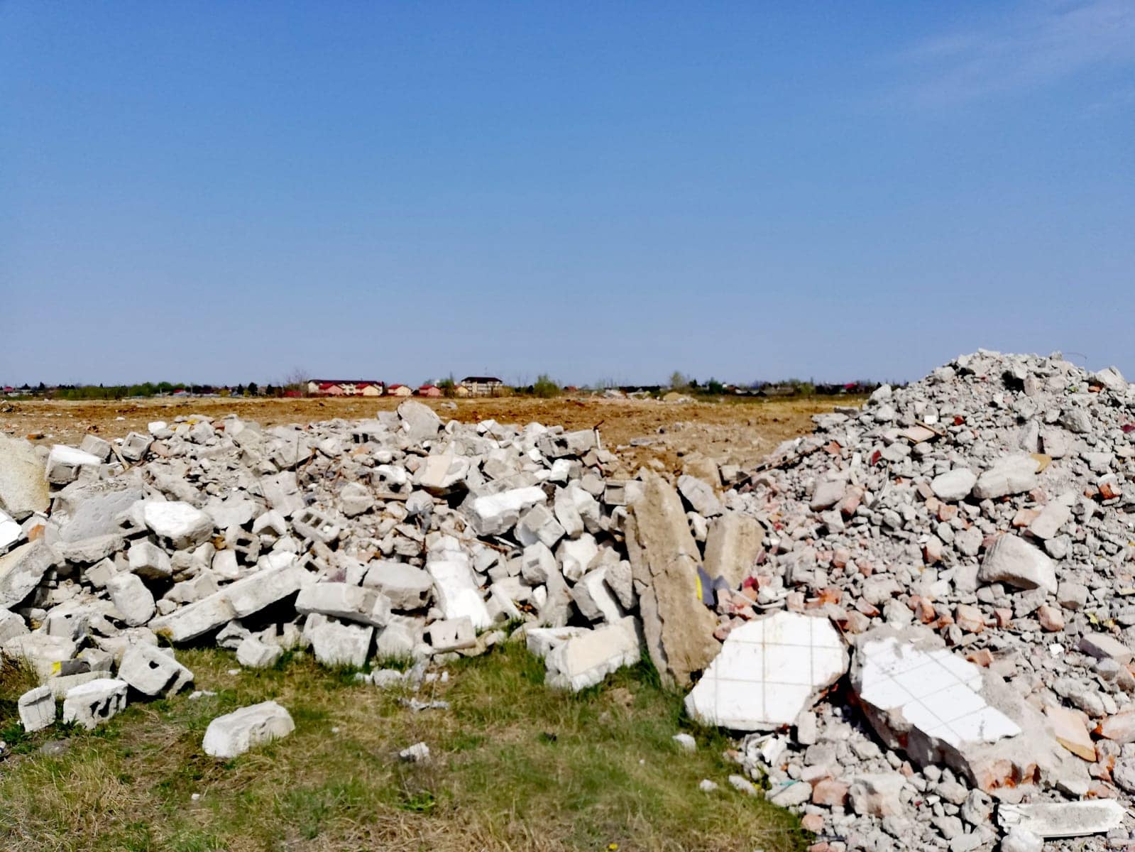 Peste 100 de tone de deșeuri, în majoritate din construcții, descoperite pe un teren din județul Buzău, după o plimbare în teren legată de un caz de înșelăciuneea noastră”