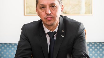 În lumea academică, anul școlar 2025 – 2026 se acheamă să înceapă sub semnul unui vechi dicton latin, “Per Aspera Ad Astra”, care tradus înseamnă “Prin greutăți spre stele”. Acest citat sugerează drumul anevoios, dar plin de speranță, pe care elevii și profesorii îl vor parcurge în noul an școlar. Este o chemare la excelență și la depășirea provocărilor, un îndemn de a străluci și de a atinge stelele, după cum sugerează și titlul reformulat: “Drumul către succces în anul școlar 2025 – 2026: Prin provocări spre triumf”.
