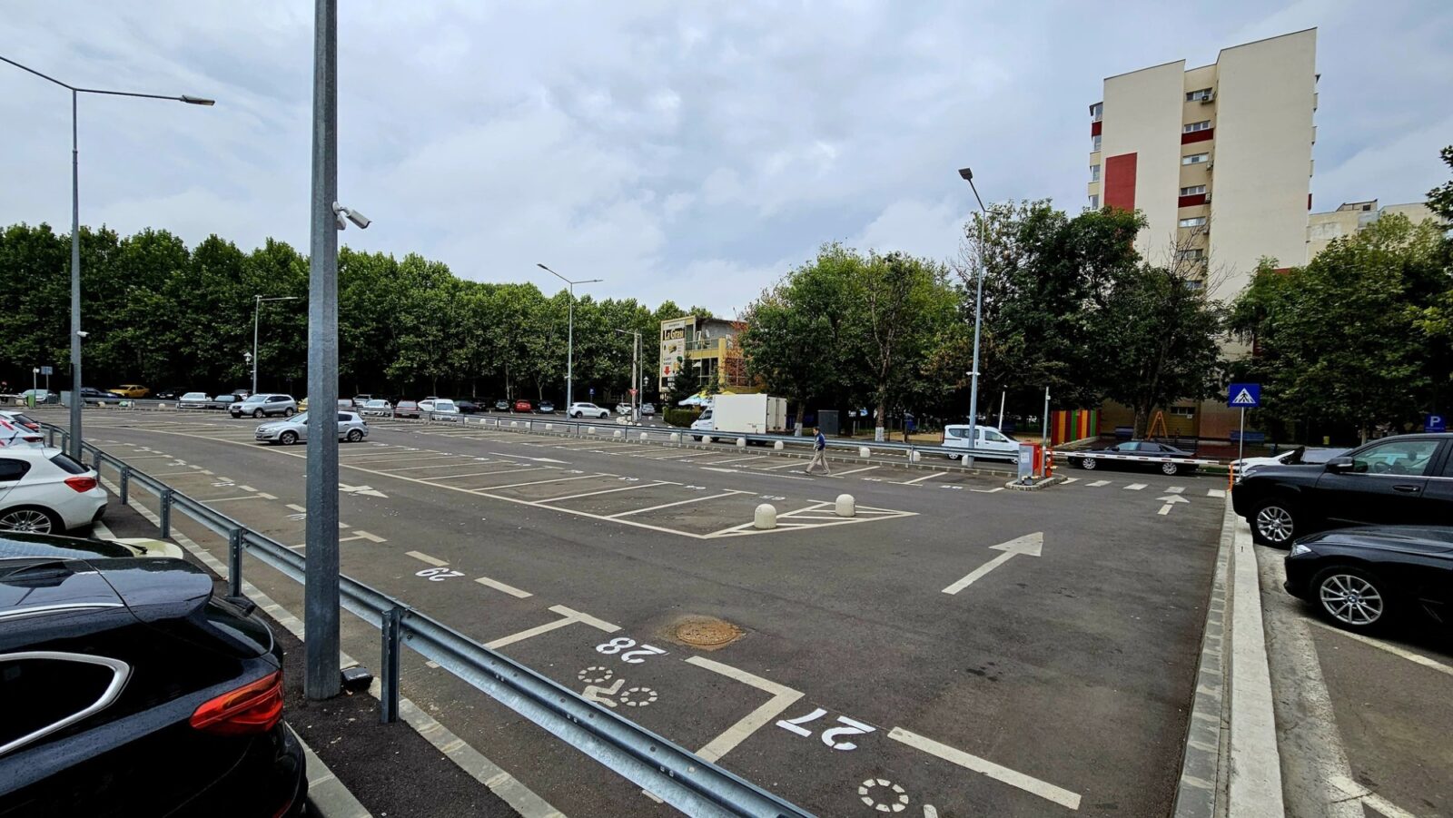 Sector 4: Primăria intenționează să implementeze o zonă de parcare cu restricții de culoare roșie. Șoferii care au achitat taxa de 540 de lei nu vor mai avea posibilitatea de a parca gratuit în timpul zilei.