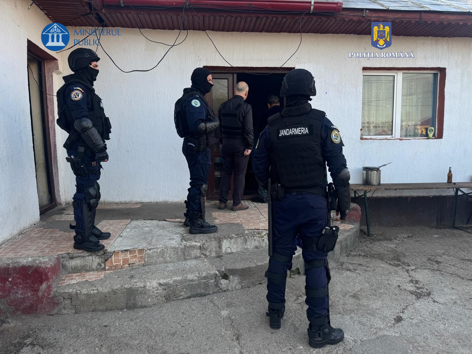 Percheziții într-un sat din județul Mureș într-un dosar penal pentru neachitarea tabletelor din programul „Școala de acasă”ea noastră”