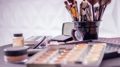 Autoritatea Națională pentru Protecția Consumatorilor sfătuiește să nu se achiziționeze produse cu TPO, ingredient interzis în Uniunea Europeană din septembrie, utilizat în oje semipermanente și geluri UV, din cauza potențialelor riscuri pentru sănătate în cazul utilizării frecventeea noastră”