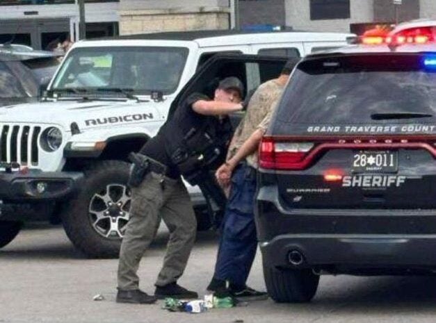 Un bărbat arestat în Washington după ce aruncă un sandviș către un agent federal și strigă „Bandă de fasciști!”, riscând pedeapsa cu un an de închisoareea noastră”
