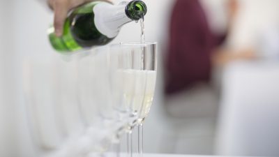 Trei tineri din Spania, arestați pentru înșelăciune și falsificare de bancnote, au fost prinși după ce au achiziționat o sticlă de șampanie în valoare de 850 de euro cu bani falșiea noastră”