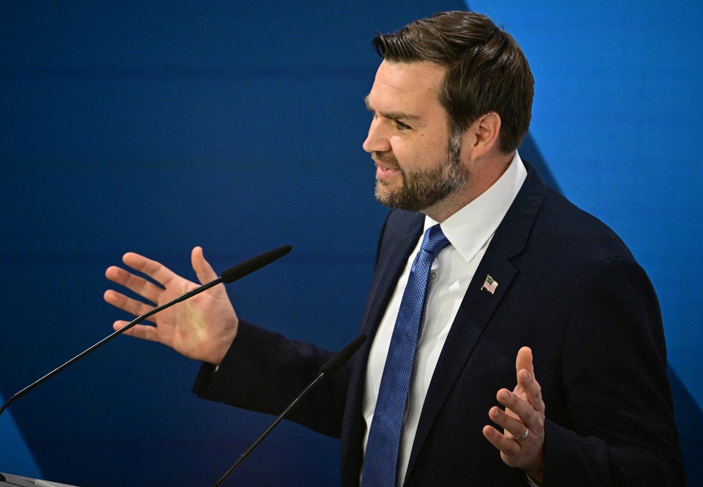 J.D. Vance afirmă că Statele Unite nu renunță la posibilitatea impunerii de sancțiuni Rusiei pentru atingerea păcii în Ucraina, menționând că rușii au comis acțiuni mult nemulțumitoare și au provocat moartea multor civiliea noastră”