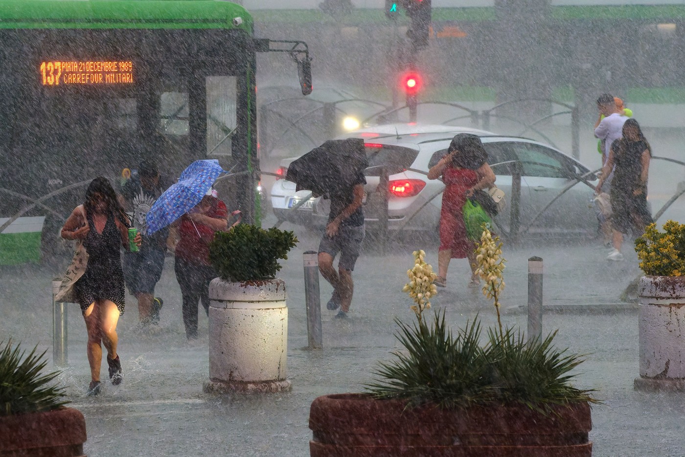 Șapte județe sunt afectate de o avertizare de vreme severă și vijelii puternice. Specialiștii în meteorologie au emis un anunț meteo de ultimă oră, care vizează noi’intensificări ale condițiilor climatice extremale în următoarele ore.