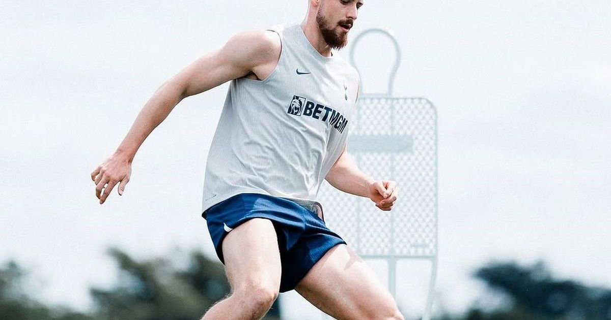 Data revenirii lui Drăgușin a fost anunțată oficial de către echipa Tottenham. Fostul componente al naționalei aflat sub contract cu formația londoneză va relua pregătirile alături de noua sa echipă la o dată stabilită. Întrebat fiind când va reapărea pe terenul de fotbal pentru reprezentativa României, fanii așteaptă cu interes debutul său.