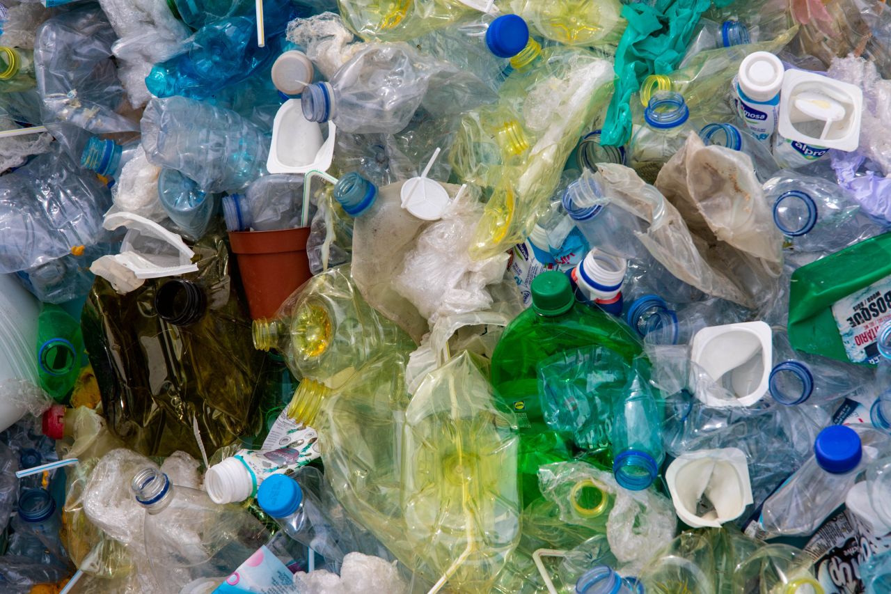 Negocieri neesențiale pentru un acord global împotriva poluării cu plastic, în timp ce planeta a fabricat mai mult plastic după anul 2000 decât în ultimele cinci deceniiea noastră”