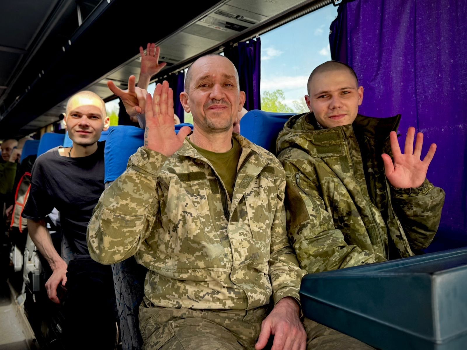 Rusia și Ucraina au efectuat schimb de câte 84 de deținuți de război înainte de summitul Putin-Trump; Kievul a repatriat de-a lungul anilor civili deținuti de separatiștii ruși și apărători ai orașului Mariupol – imagini și clipuri video.ea noastră”