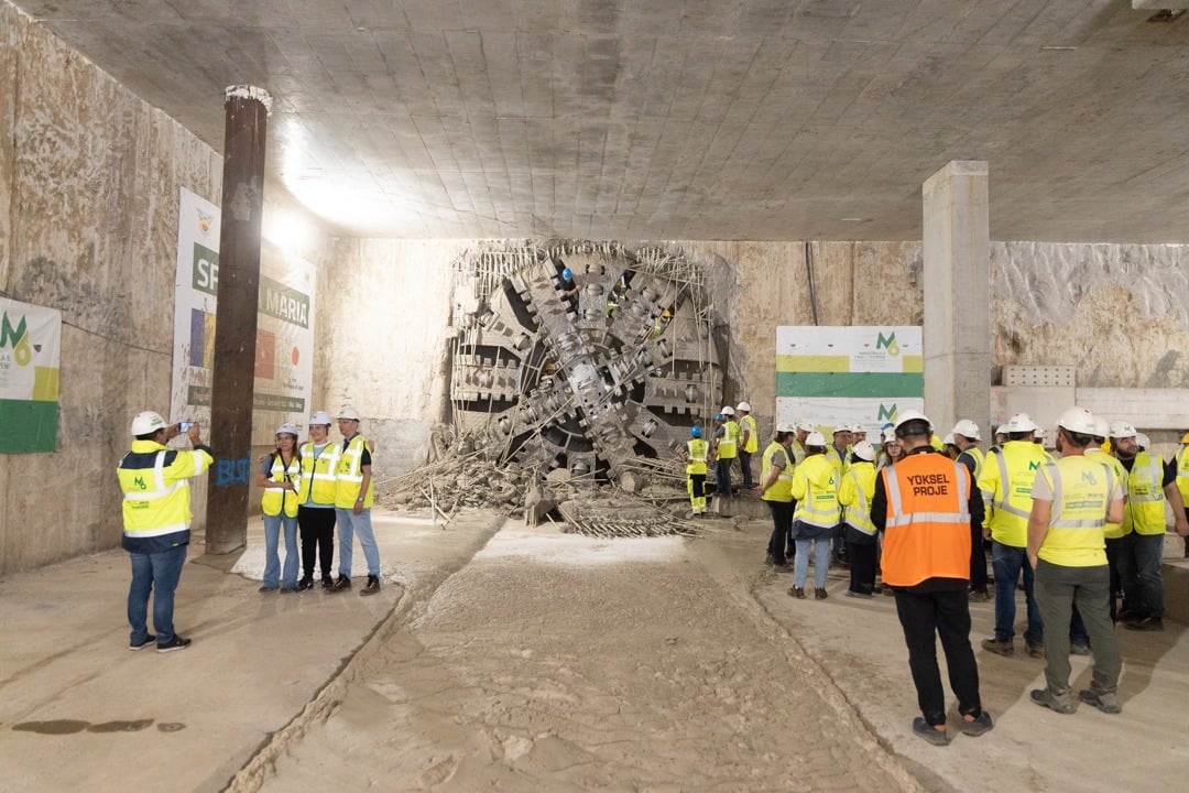 Primul segment de tunel construit de utilajul gigant de 97 de metri, numit “Sfânta Maria”, care leagă stațiile de metrou din Tokyo de Aeroportul Băneasa din București, surprins în imagini și videoclipuriea noastră”