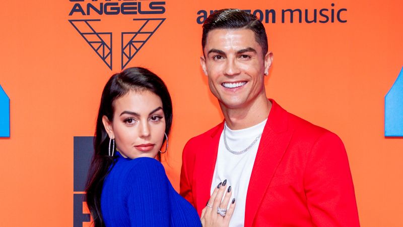 Faimosul jucător de fotbal Cristiano Ronaldo și partenera sa, Georgina Rodríguez, anunță logodna lor oficială.