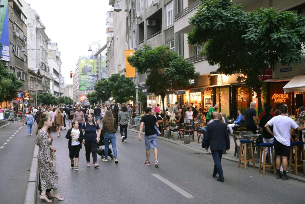 [ad_1] „Străzi Deschise – București, Promenadă Urbană” revine în weekendul 16-17 august pe traseul pietonal de pe Calea Victoriei, aducând plimbări, spectacole de dans, concerte de percuție și expoziții