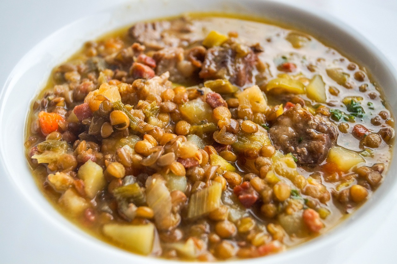 Supă vegetariană cu linte, legume și paste, delicioasă atât caldă, cât și rece, ideală ca preparat nutritiv complet și perfectă pentru ultima zi a postuluiea noastră”