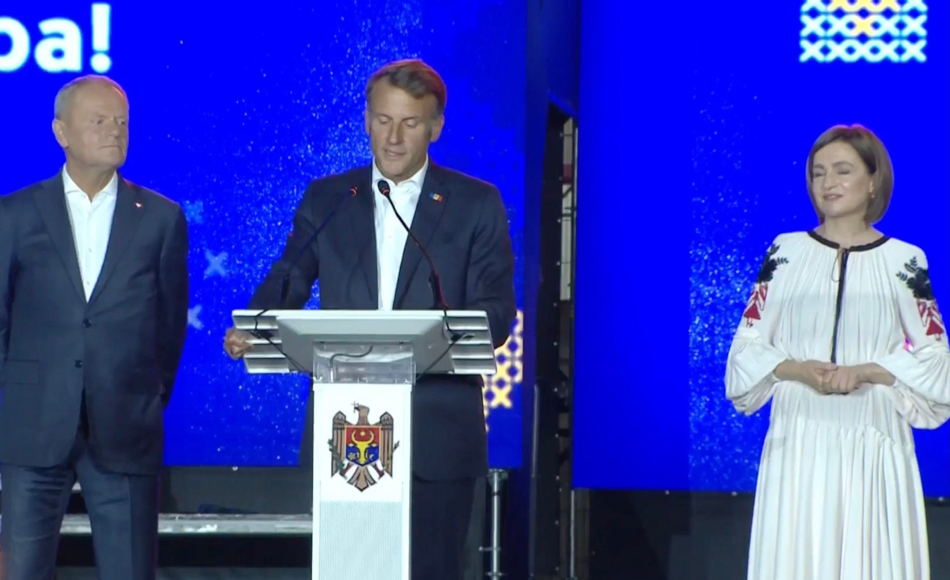 Emmanuel Macron și Donald Tusk au transmis mesaj în limba română moldovenilor de Ziua Independenței Republicii Moldova, îndemnând la sprijin hotărât pentru Maia Sandu, lidera țării și a europenilor liberi; președintele României, Nicușor Dan, nu a fost prezent la evenimentea noastră”