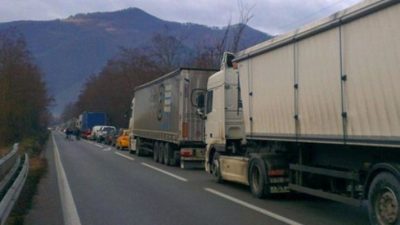 Conducerea Consiliului Județean Vâlcea intenționează să implementeze o taxă de drum pentru camioanele aflate pe drumurile județene, în timp ce șeful CJ afirmă că unii operatori de transport depășesc limitele de tonaj.ea noastră”