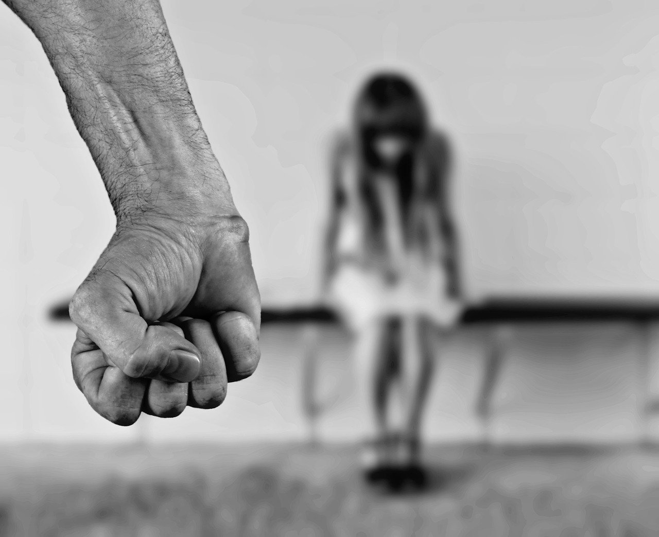 Femeie de 44 de ani ucisă prin înjunghiere de soțul său în Craiova, acesta din urmă încercând apoi să se sinucidă, saltând de la etajul unu în momentul intervenției poliției și fiind dusă în stare gravă la spitalea noastră”