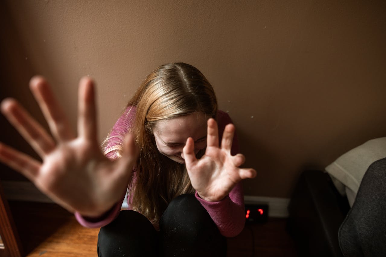 Profesor dintr-o comună bihoreană arestat pentru agresiune sexuală și viol asupra fostei sale eleve de 14 ani; anterior, acuzatul a fost condamnat pentru pornografie infantilăea noastră”