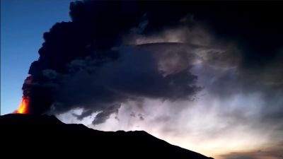Vulcanul Etna din Sicilia erupe din nou, fiind emisă o alertă pentru traficul aerian. Aeroportul internațional din Catania rămâne momentan deschis.ea noastră”
