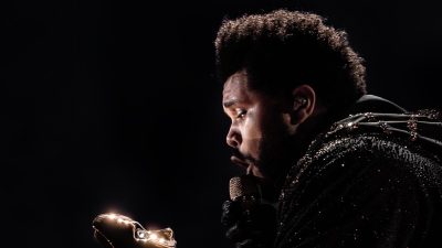 The Weeknd anunta un concert la Croke Park pentru anul 2026 poate fi reformulat astfel:
“Cântărețul The Weeknd va susține un spectacol la stadionul Croke Park în anul 2026” sau 
“The Weeknd pregătește un concert extraordinar la Croke Park pentru anul 2026”.