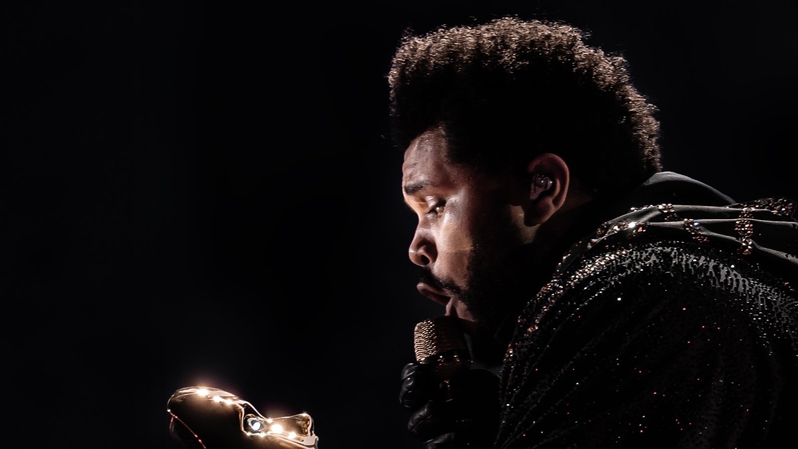 The Weeknd anunta un concert la Croke Park pentru anul 2026 poate fi reformulat astfel:
“Cântărețul The Weeknd va susține un spectacol la stadionul Croke Park în anul 2026” sau
“The Weeknd pregătește un concert extraordinar la Croke Park pentru anul 2026”.