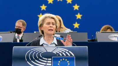 Ursula von der Leyen anunță că Uniunea Europeană studiază posibilitatea de a accelera eliminarea resurselor de petrol și gaze din Rusia, ca reacție la presiunile din partea Statelor Uniteea noastră”