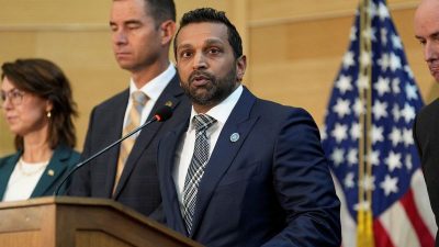 Titlul reformulat ar putea fi: “Conducerile lui Patel de la Biroul Federal de Investigatii sunt sub un val de critici”. 

Sau, utilizand sinonime: “Nemulțumirile cresc în legătură cumanagementul lui Patel la Agentia Federala de Investigatii”. 

Sau, inca o varianta: “Liderii și angajații Agentiei Federale de Investigatii exprimă îngrijorări cu privire la stilul de conducere al lui Patel”.