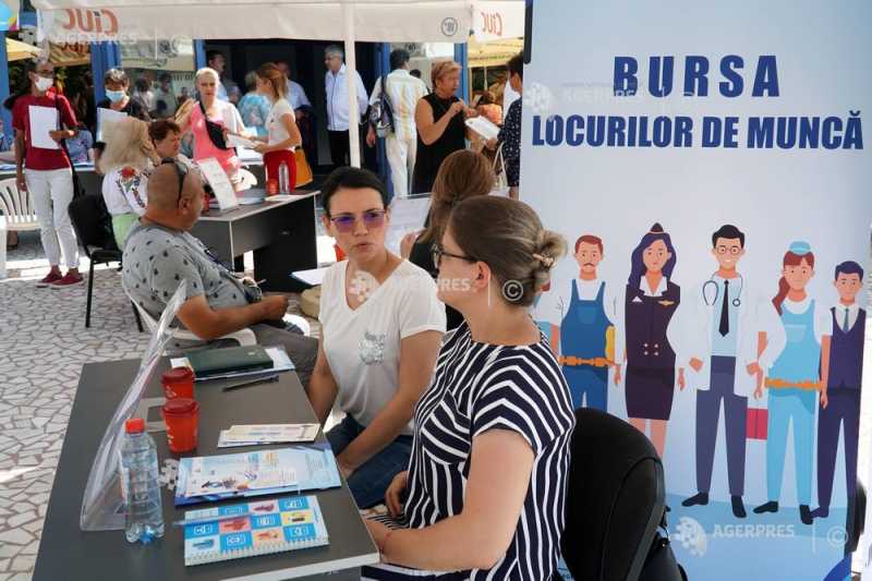 Iată o posibilă reformulare a titlului: “Rata șomajului din Arad înregistrează o creștere, în conditions în care numărul oportunităților de angajare pe plan local este mai mare comparativ cu perioada similară a anului precedent.”