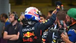 Max Verstappen obtine o victorie zdrobitoare in Azerbaijan, devansandu-i pe George Russell si Carlos Sainz, dupa ce Oscar Piastri iese de pe circuit.

Sau, alternativ:
Max Verstappen castiga cursa din Azerbaijan cu o margine confortabila, urmat de George Russell si Carlos Sainz, in timp ce Oscar Piastri este eliminat dupa un accident.

Sau, inca o varianta:
Victorie categorica pentru Max Verstappen in Azerbaijan, care il intrece pe George Russell si Carlos Sainz, pe fondul accidentarii lui Oscar Piastri.