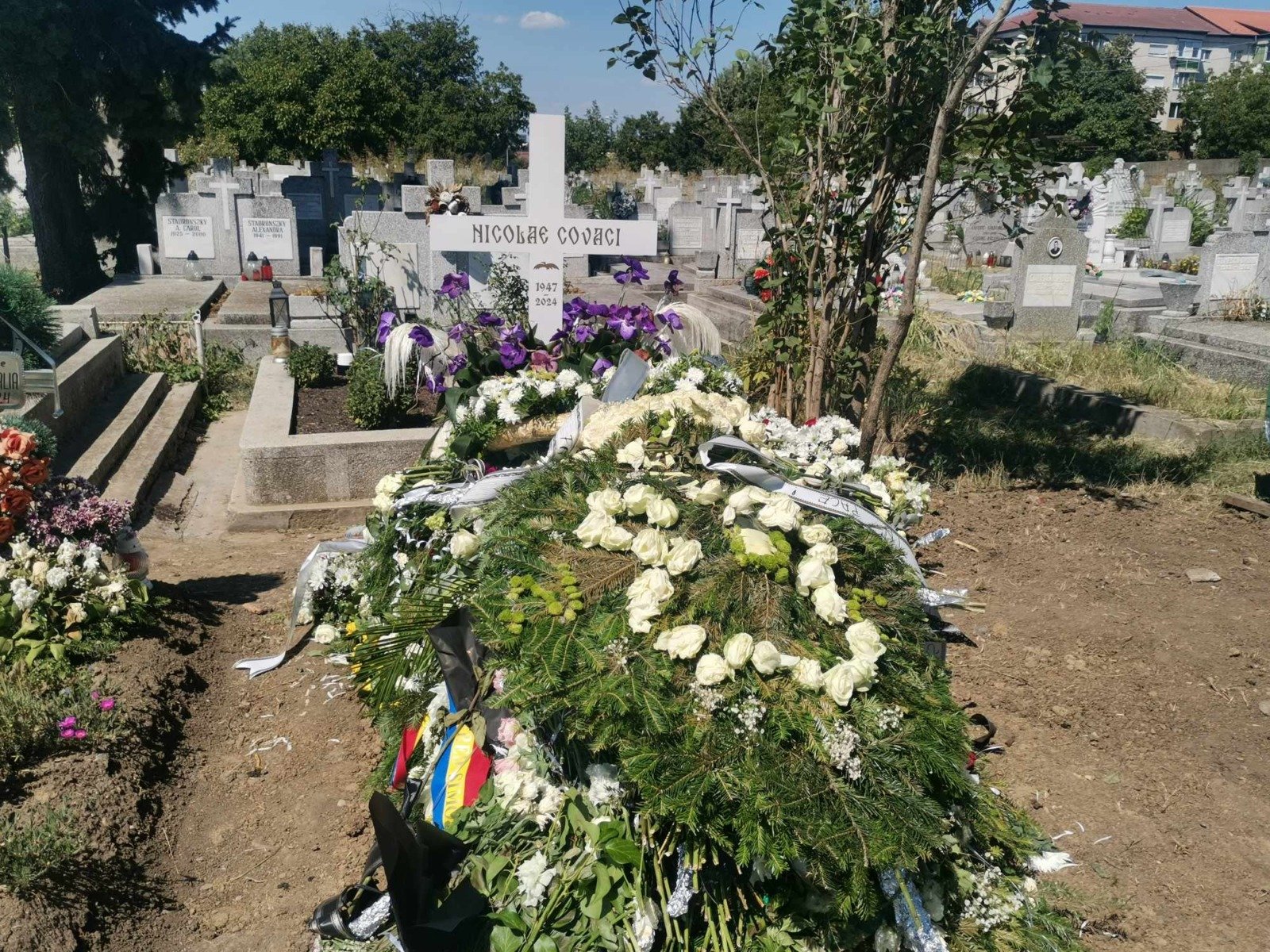 Primăria Arad interzice coroanele de flori, naturale și din plastic, în cimitire; în Ghioroc, deșeurile de acest tip s-au diminuat cu 75%ea noastră”