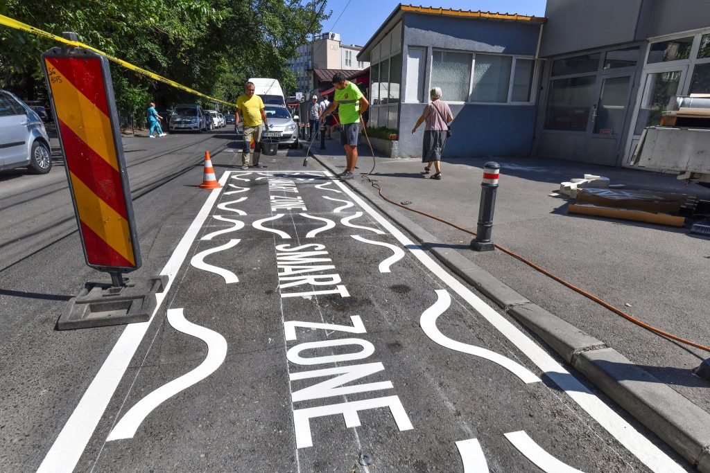 [ad_1] Șapte noi spații de parcare dedicate vehiculelor de aprovizionare au fost amenajate în apropierea piețelor din Sectorul 6, conform anunțului oficial al administrației locale făcut pe Facebook