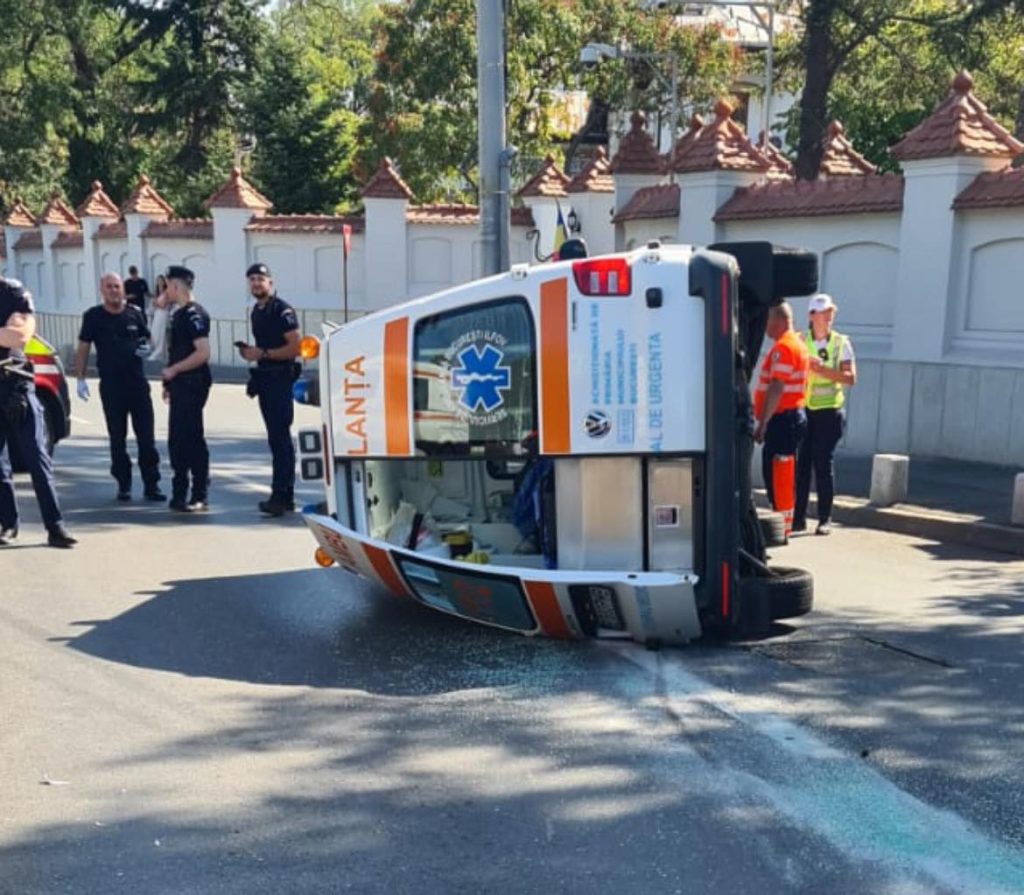 FOTO | Vehicul de tip ambulanță cu pacient răsturnat pe Șoseaua Cotroceni după un accident. Circulația a fost temporar restricționată
