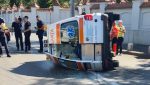 FOTO | Vehicul de tip ambulanță cu pacient răsturnat pe Șoseaua Cotroceni după un accident. Circulația a fost temporar restricționată