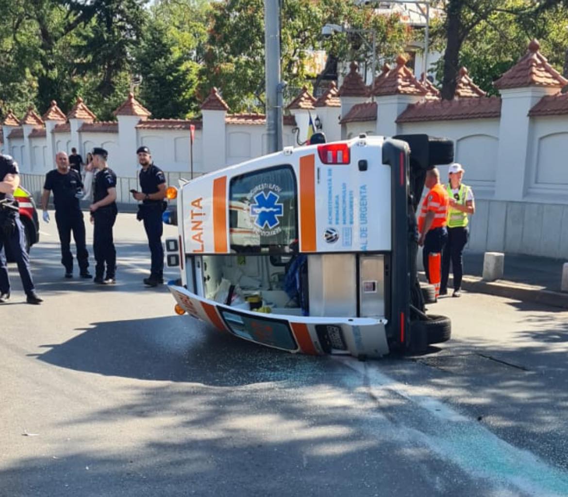 FOTO | Vehicul de tip ambulanță cu pacient răsturnat pe Șoseaua Cotroceni după un accident. Circulația a fost temporar restricționată