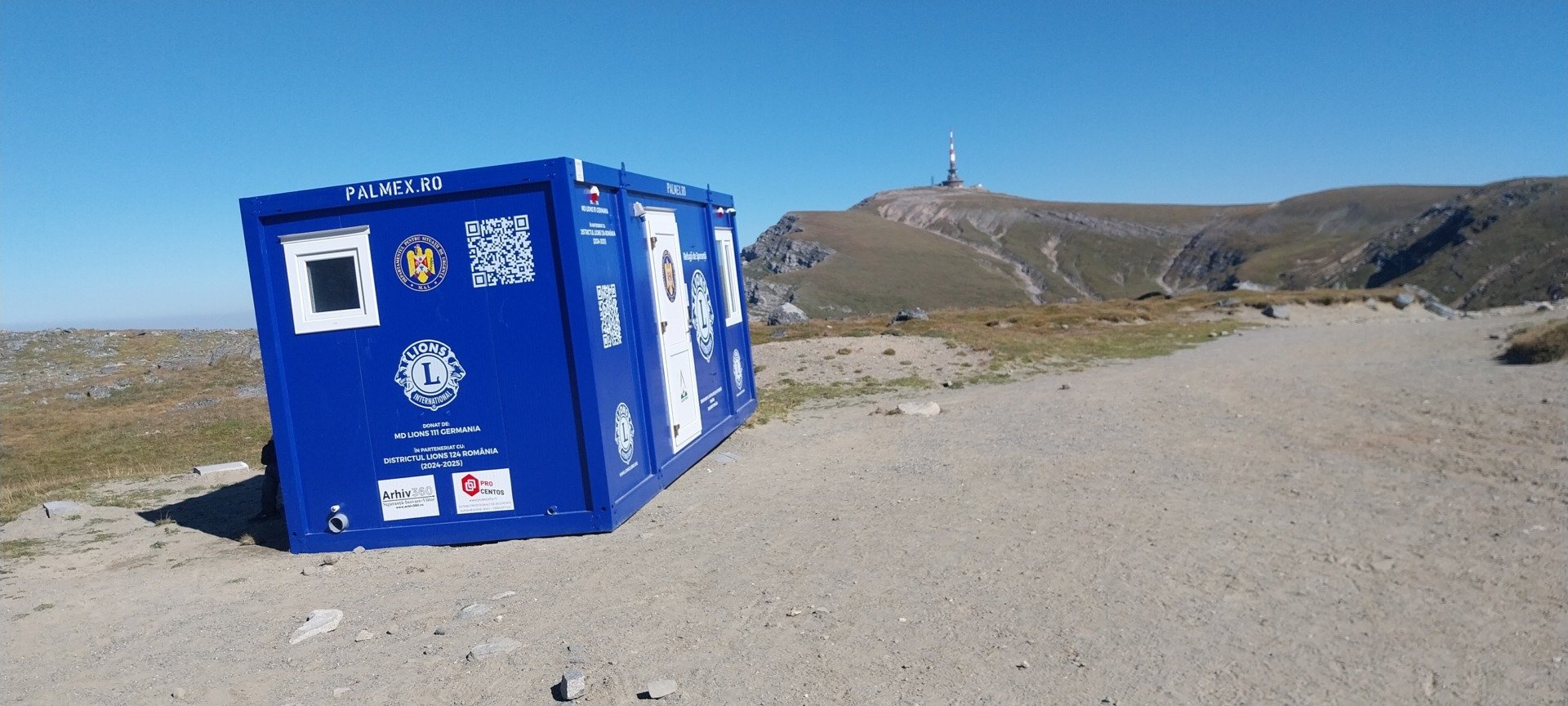 Refugiu montan din Munții Bucegi răsturnat de vânt. Internaut explică ce înseamnă rafalele de 109 km/h, în timp ce un ghid montan comentează că, în cazul unui viscol, pare mai tentant să rămână afară decât să se aventureze într-un refugiu improvizat.ea noastră”
