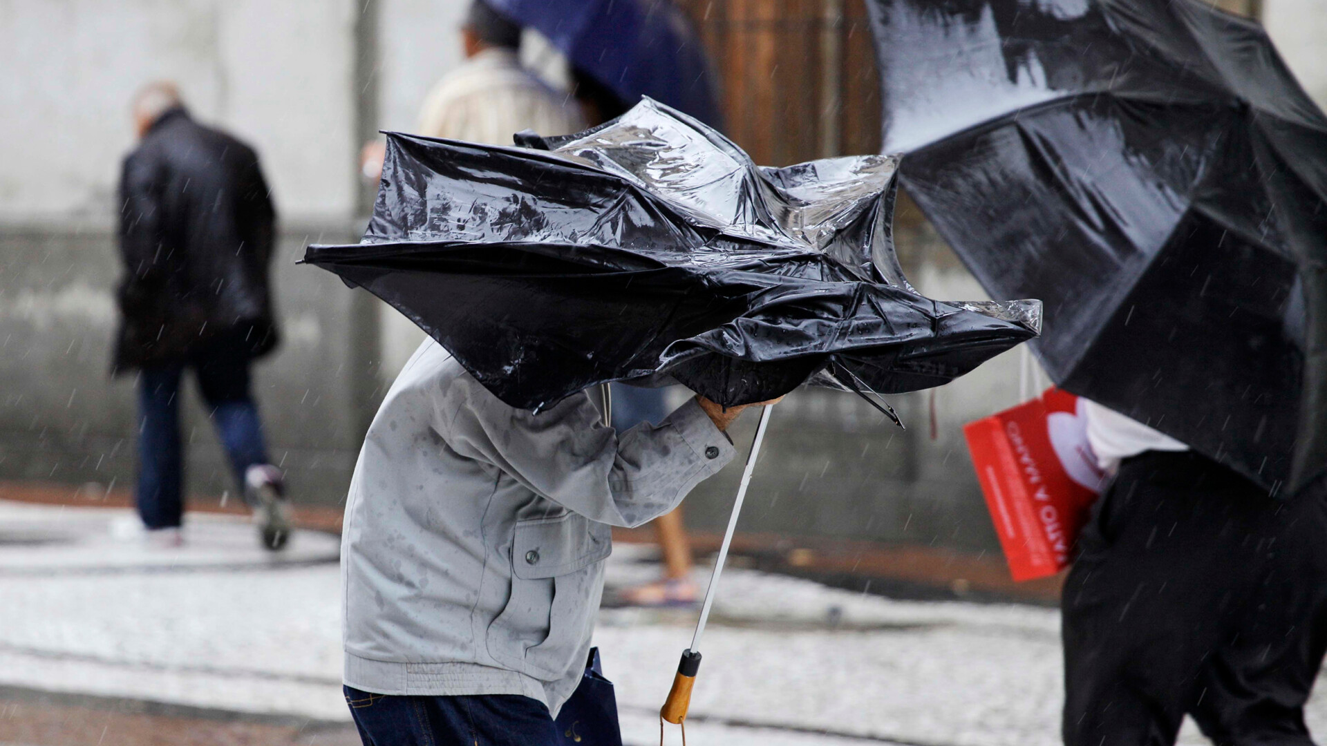 Avertizare meteo: furtuni puternice lovesc România, cu viteze de până la 120 km/h în regiunile muntoase. Regiunile afectate | Hartă detaliată.