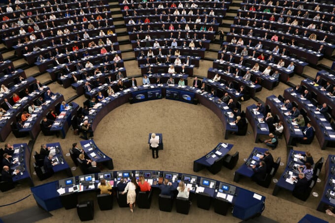 Parlamentul European intenționează să propună modificări pentru a ajusta acordul comercial dintre Uniunea Europeană și Statele Uniteea noastră”