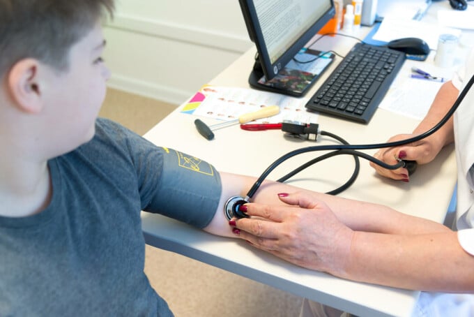 Medic avertizează asupra creșterii bolilor cardiovasculare la copii, cauzate de lipsa activității fizice, iar șeful Clinicii de Cardiologie a unui spital din București subliniază dependența de dispozitive electronice și imagini.ea noastră”