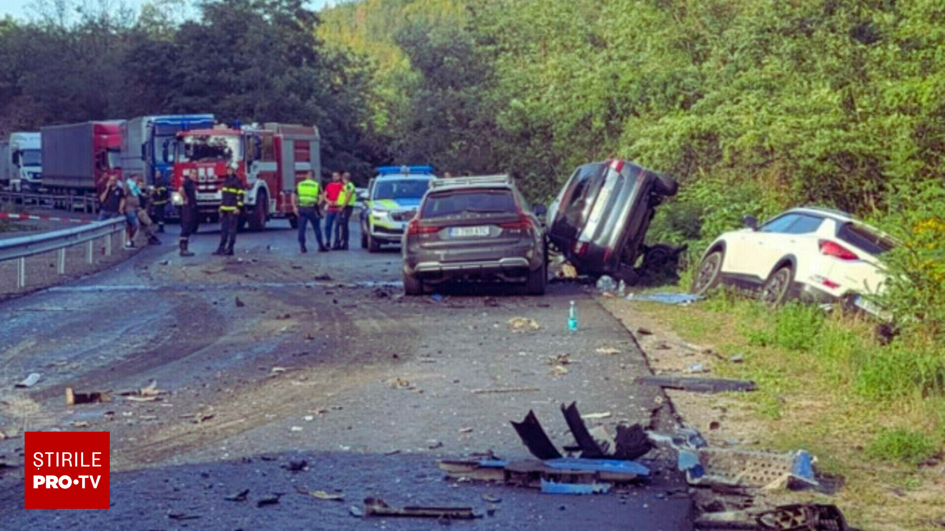 Două persoane cu cetățenie română și-au pierdut viața pe teritoriul Bulgariei în urma unui accident rutier în care au fost implicate trei autoturisme înmatriculate în România, care au fost lovirate puternic de un vehicul de transport greu.
